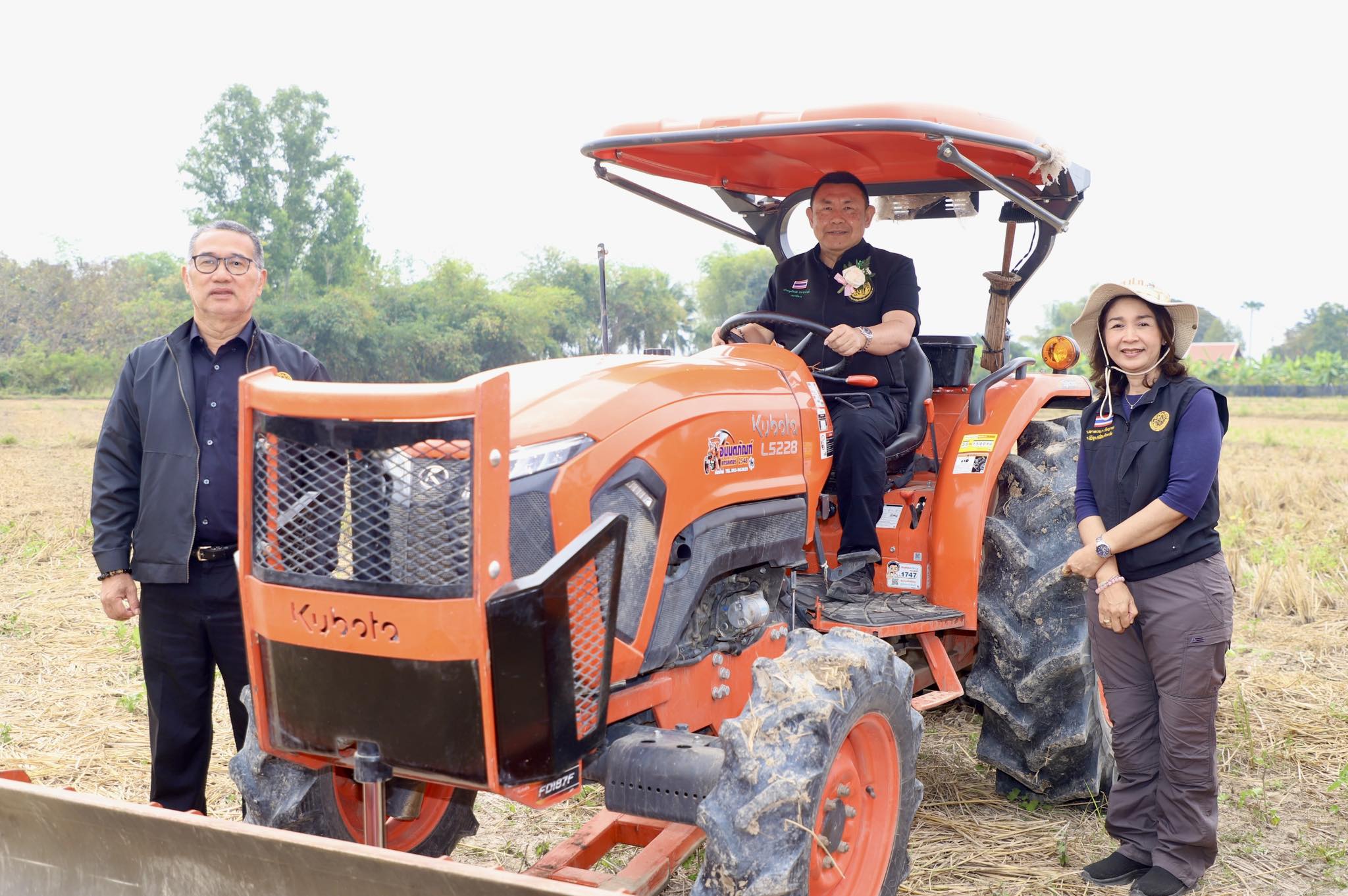 title - เลขาฯ ส.ป.ก. ร่วมงาน “ไถกลบ ตอซัง สร้างดินยั่งยืน ฟื้นสิ่งแวดล้อม”